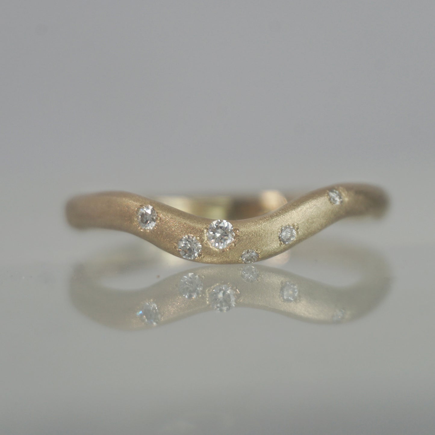 Handcrafted gold ring with asymmetrically scattered VS diamonds and soft matte texture — Curve Scatter Ring by Shanho Jewellery UK.
