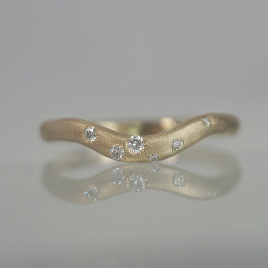 Handcrafted gold ring with asymmetrically scattered VS diamonds and soft matte texture — Curve Scatter Ring by Shanho Jewellery UK.
