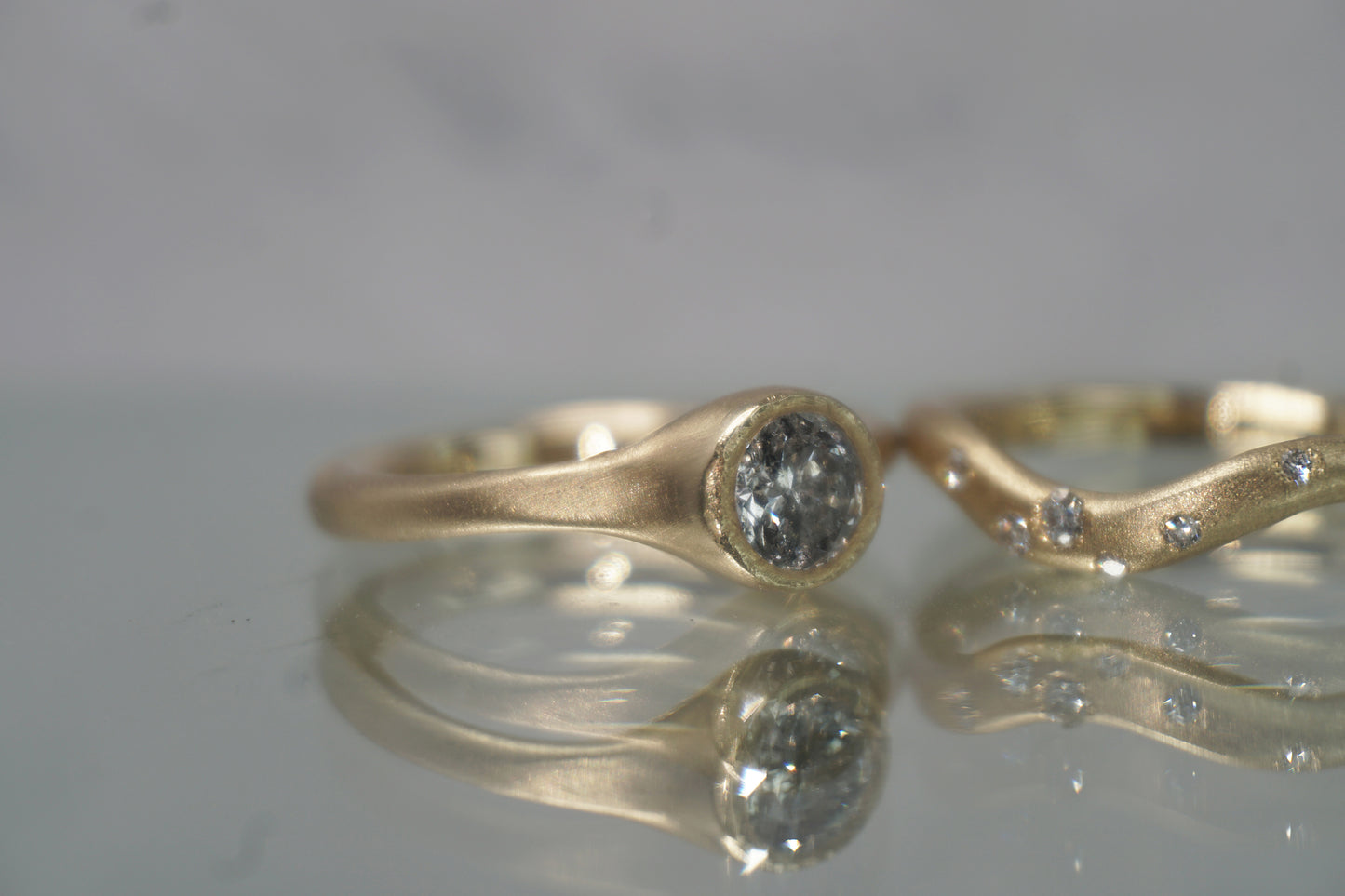 Handcrafted gold ring with asymmetrically scattered VS diamonds and soft matte texture — Curve Scatter Ring by Shanho Jewellery UK.