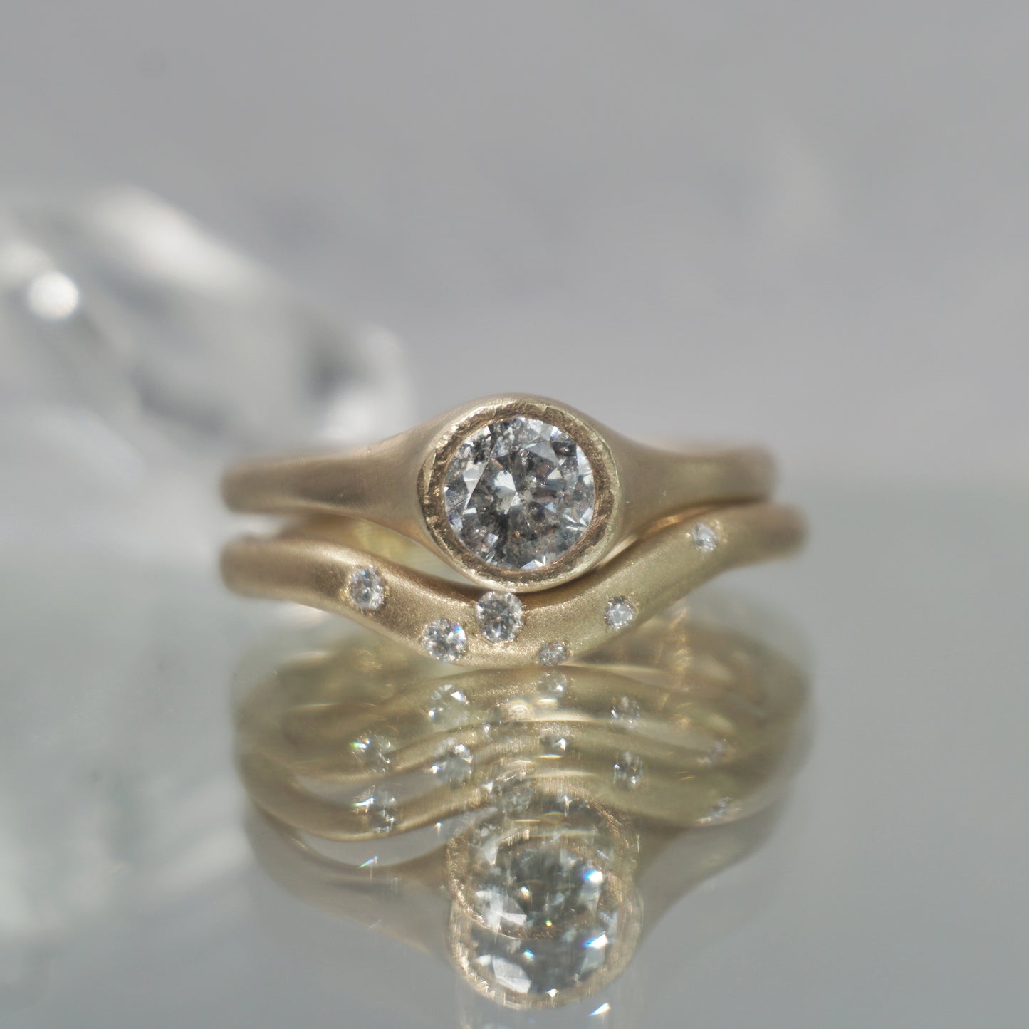 Handcrafted gold ring with asymmetrically scattered VS diamonds and soft matte texture — Curve Scatter Ring by Shanho Jewellery UK.